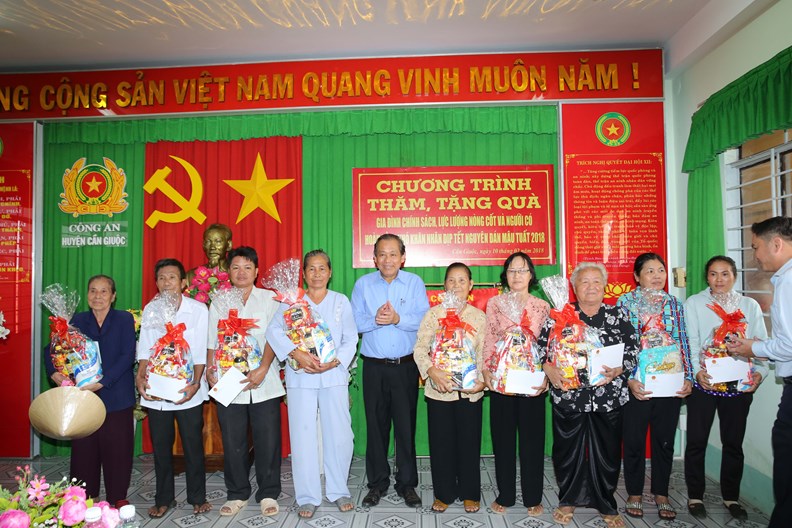 Phó Thủ tướng Thường trực trao 1.000 suất quà Tết cho gia đình chính sách huyện Cần Giuộc - ảnh 2